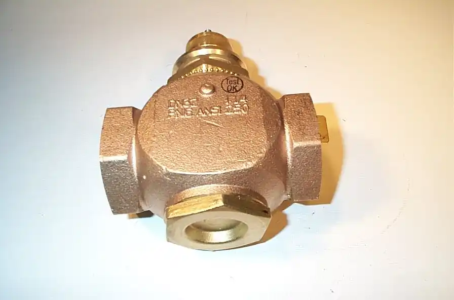 SK0399787-US20260702-105043-0 Johnson Controls VG7441PT+822D00 Brass Trim Globe Valve Pneumatic Actuator - Image 1