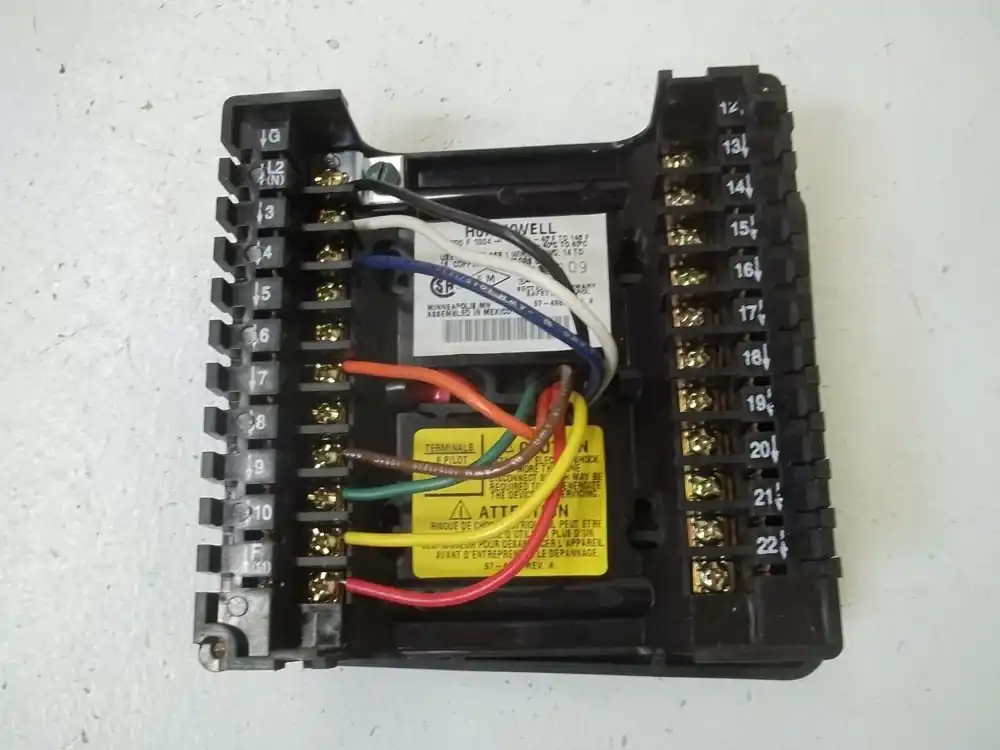 SK0418474-US20260702-105043-0 Honeywell Q7800F1004 Adapter Subbase Burner or Wall Mount for RA890 - Image 1