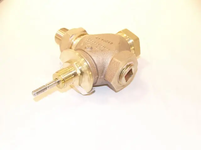 Johnson Controls VG7551LT+3008D Series VG7000 Brass Trim Globe Valve with V-3000-8012 Exposed Pneumatic Actuator 4-8 psig Spring Range