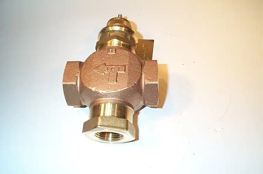 Johnson Controls VG7842NT3003D Brass Trim Globe Valve with V-3000-8003 Enclosed Pneumatic Actuator